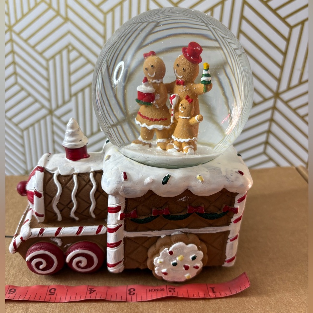 Gingerbread family Train Snow Globe - Picture 4 of 12